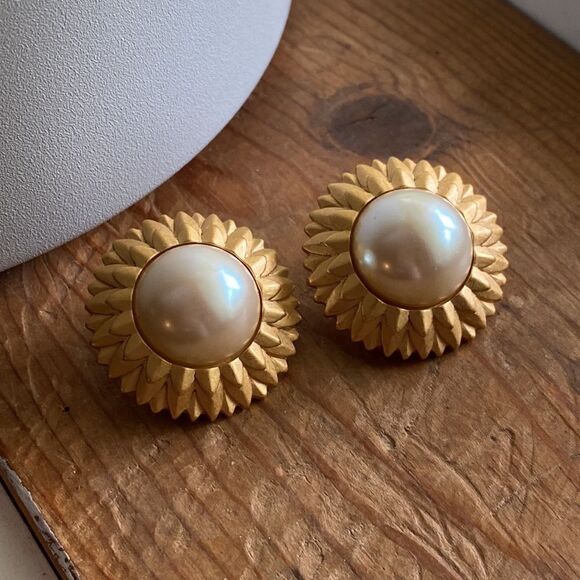 💛 Monet Pearl Sunflower Clip On Earrings - Picture 5 of 6